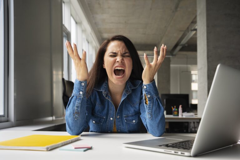 adulto jovem lidando com sindrome impostor min