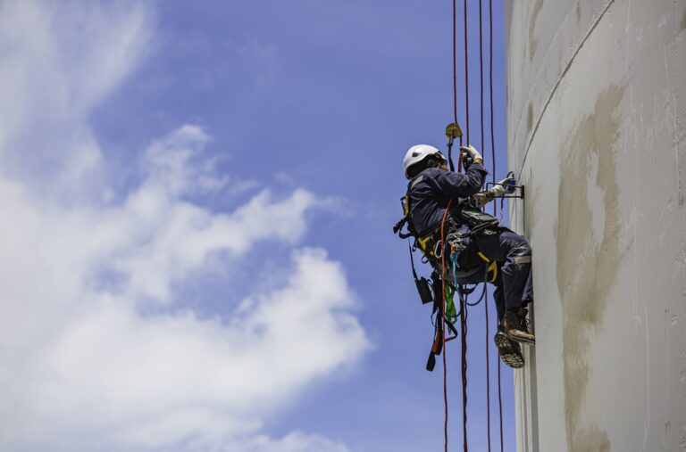 trabalhador masculino baixa altura cabo de acesso ao telhado tanque inspecao de seguranca espessura de soldagem tanque de armazenamento min